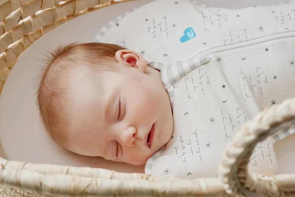 Love To Dream Vystyklas „Swaddle UP“ – XS dydis – baltas, su tarpais ir ETAP1 užrašais – originalus 0.2 TOG