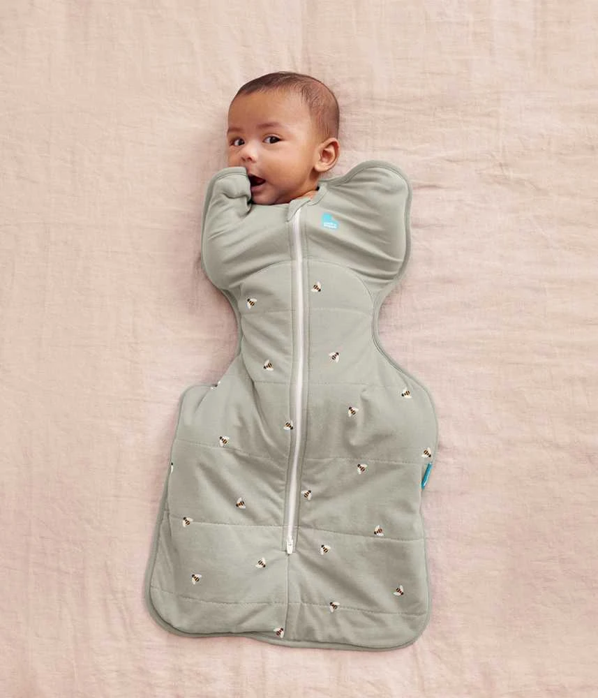 Love To Dream Vystyklas „Swaddle UP“ – dygsniuotas XS dydis – alyvuogių spalvos bitės – 1 ŽINGSNIS – SUDĖTI 2,5