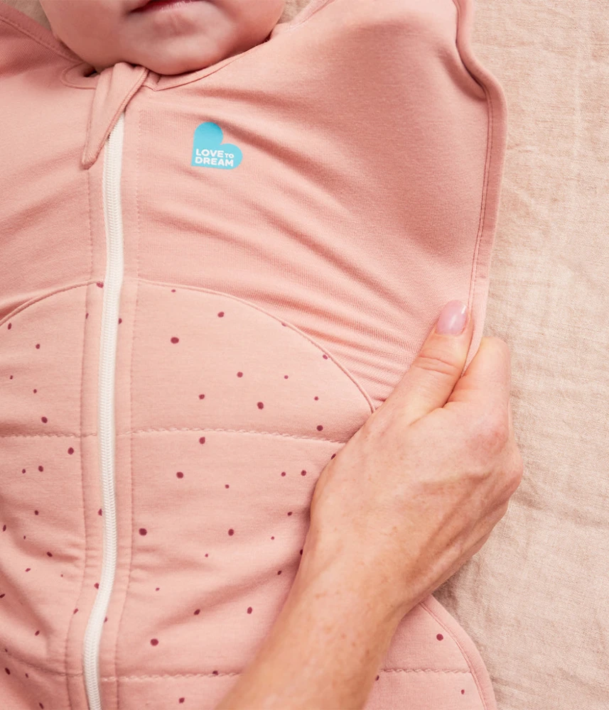 Love To Dream Vystyklavimo apklotas Swaddle UP – M dydis – 2.5 TOG – rožiniais taškeliais