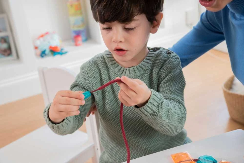 Miniland Edukacinis žaislas - sriegimo rinkinys, 32 elementai