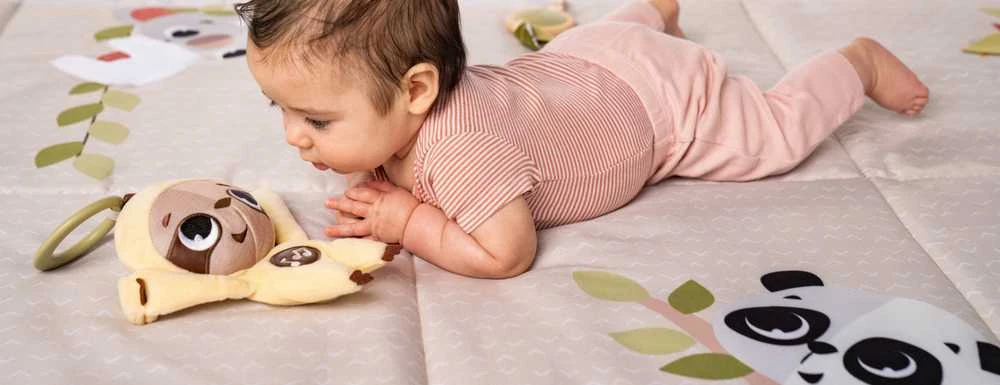 TINY LOVE TL11180000 Mažas išmanusis muzikos dėžutės pakabukas SLOTH boho chic