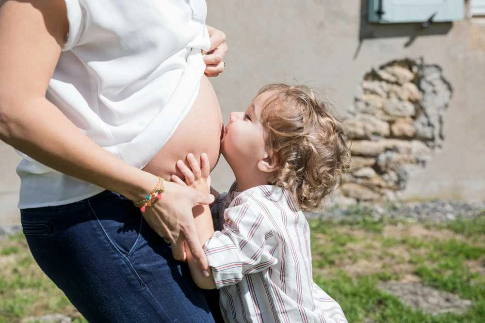„Tiny Love Creations“ kūdikio pilvuko suvenyras – nėštumo pilvo įspaudas gipsu