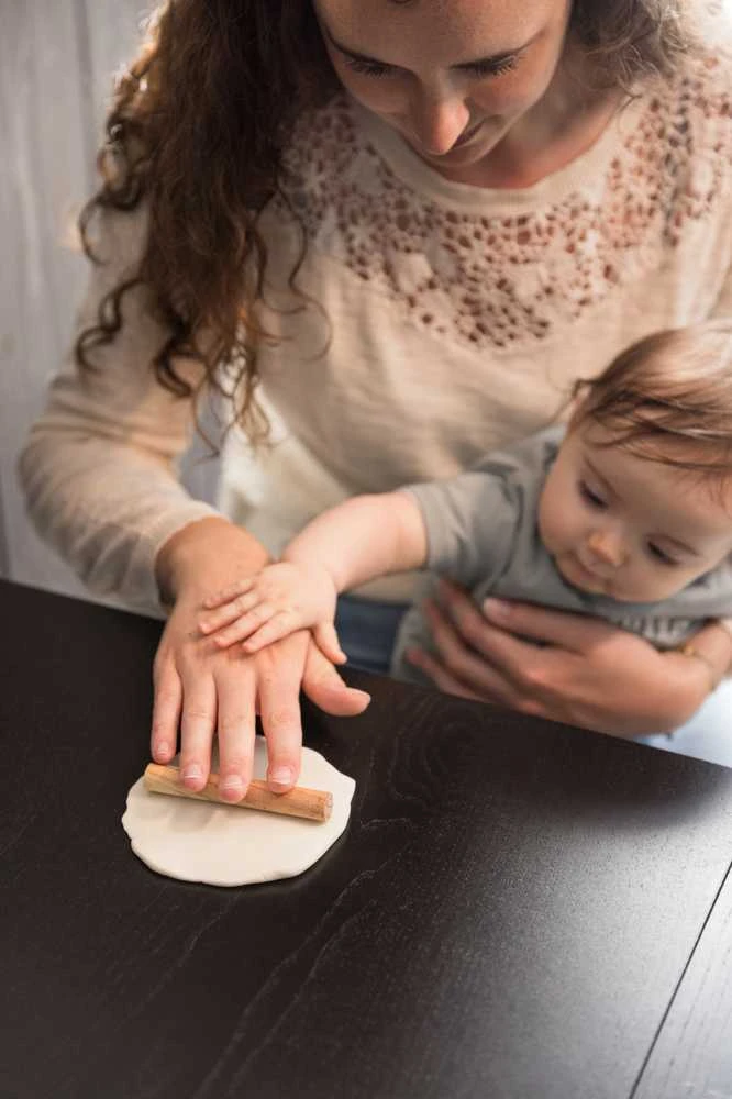 TINY LOVE DVIGUBAS NUOTRAUKŲ RĖMELIS SU KŪDIKIO RANKOS IR PĖDOS ANTSPAUDŲ RINKINIU