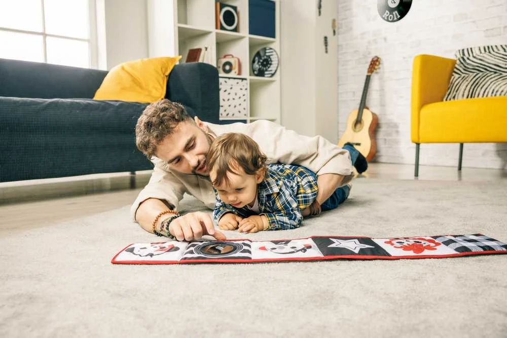 Dvipusė Tiny Love knyga žaidimui ant pilvuko