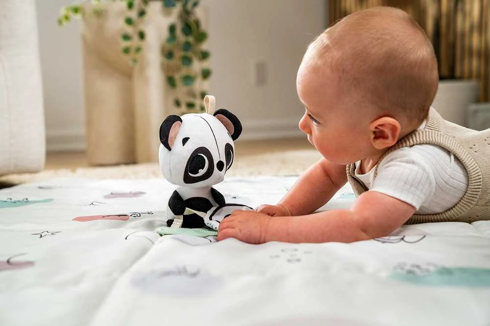 Tiny Love žaislas pakabinamas panda juoda balta