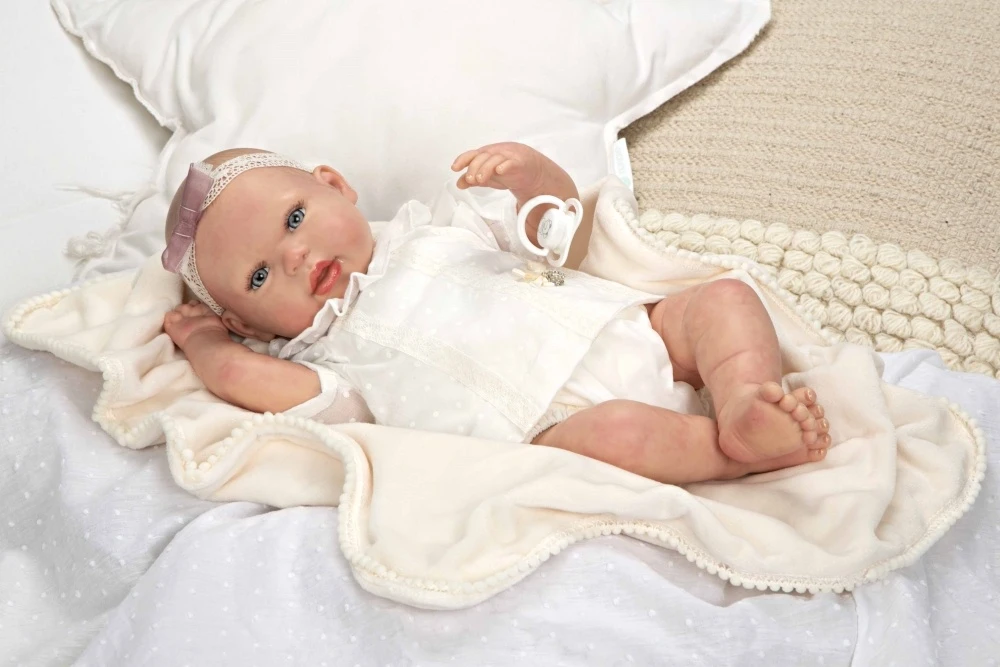 ARIAS Reborn lėlytė baltais rūbeliais, mergaitė, 45 cm