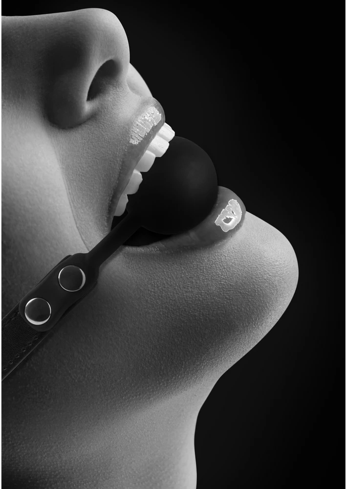 Ouch By Shots Oi! Silicone Ball Gag - su reguliuojamais odiniais dirželiais
