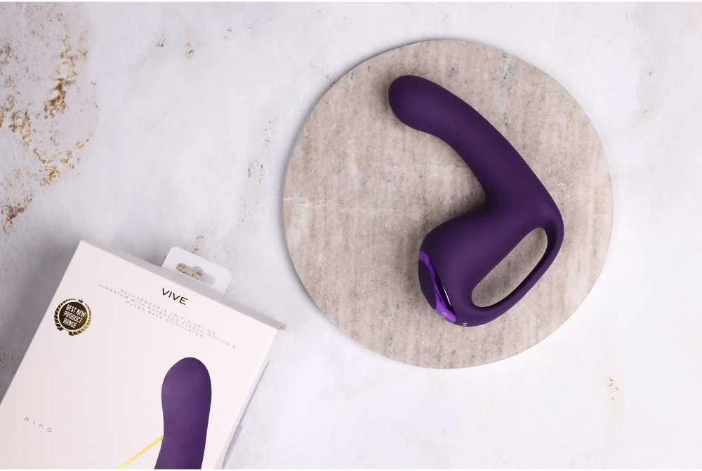 Vive By Shots Riko – įkraunamas trigubo veiksmo vibratorius su pažangiu pirštų judesių ir pulso bangų stimuliatoriumi – Violetinė