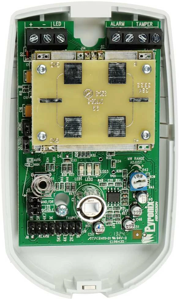 DVIGUBOS TECHNOLOGIJOS DETEKTORIUS: MIKROBANGŲ + PIR FPKX15DT1 PYRONIX