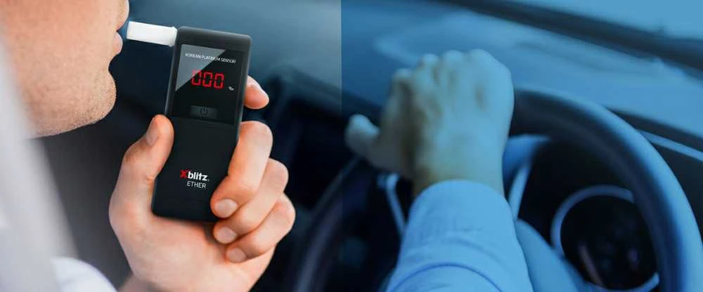 Xblitz Ether alkotesteris naudojamas automobilyje