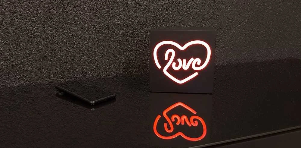 BigBen Neoninė belaidė „Bluetooth“ kolonėlė „Love“ / medinis dėklas