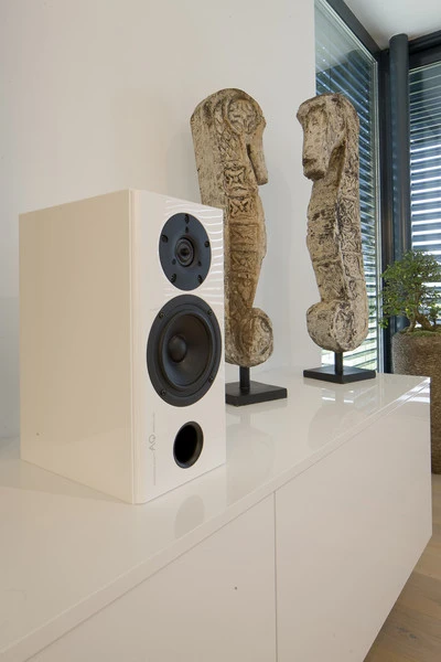 Acoustique Quality PONTOS 9 - Dviejų juostų lentyninė kolonėlė, 120 W galia / Scan-Speak / juodas, blizgus lakas aprašymas - Prekės nuotrauka
