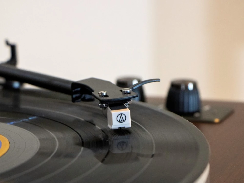 Lenco LS-470WA - Hi-Fi patefonas su garsiakalbiais ir Bluetooth aprašymas - Prekės nuotrauka Lenco LS-470WA - Hi-Fi patefonas su garsiakalbiais ir Bluetooth aprašymas - Prekės nuotrauka