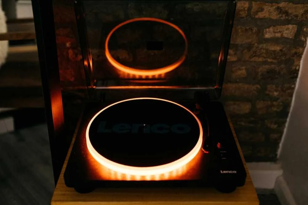 Patefonas Lenco LS-50LED, su spalvotu apšvietimu, juodas