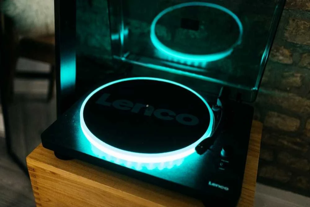 Patefonas Lenco LS-50LED, su spalvotu apšvietimu, juodas