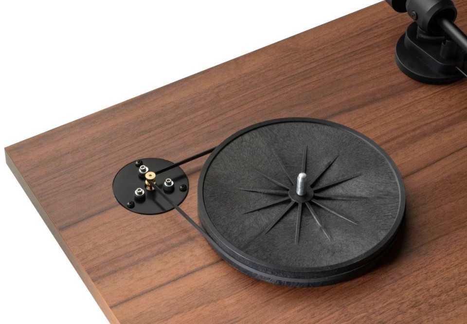 Patefonas Pro-Ject E1 BT su Audio-Technica AT3600L galvute, priešstiprintuviu ir Bluetooth, graikinio riešuto spalvos