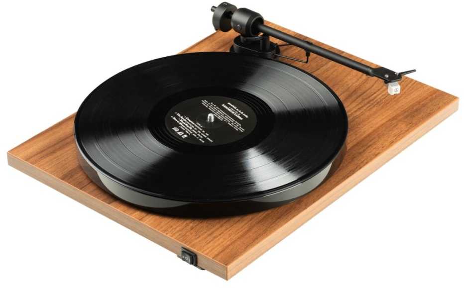 Patefonas Pro-Ject E1 BT su Audio-Technica AT3600L galvute, priešstiprintuviu ir Bluetooth, graikinio riešuto spalvos
