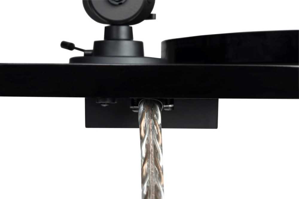 Patefonas Pro-Ject E1 su Audio-Technica AT3600L galvute, blizgiai juodas