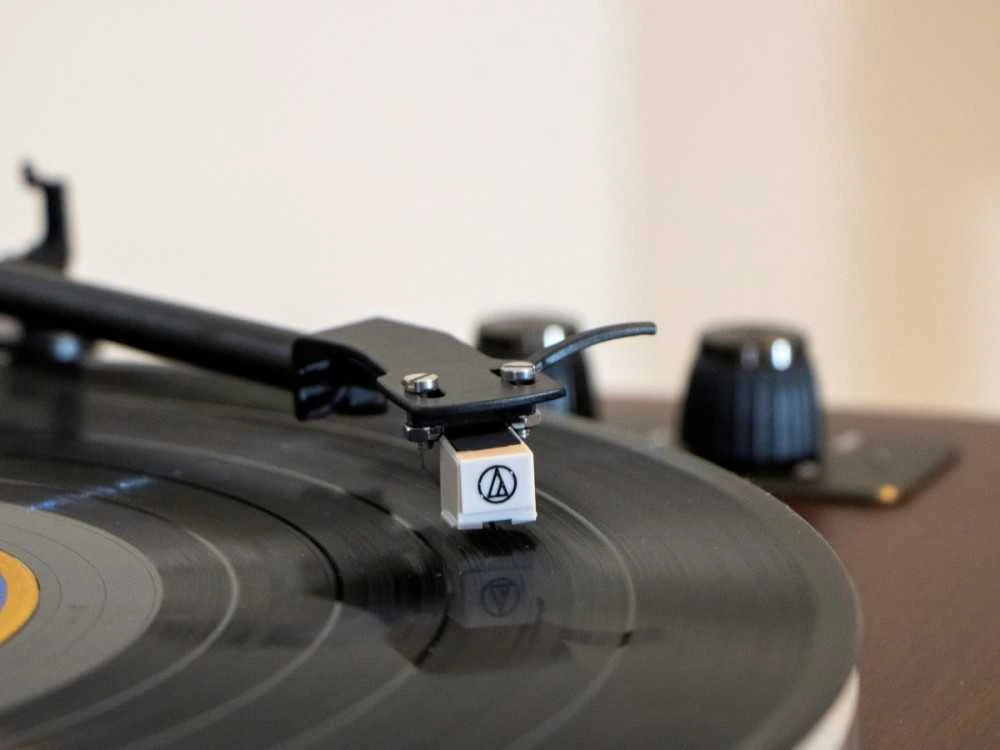Lenco LS-470WA - Hi-Fi patefonas su garsiakalbiais ir Bluetooth
