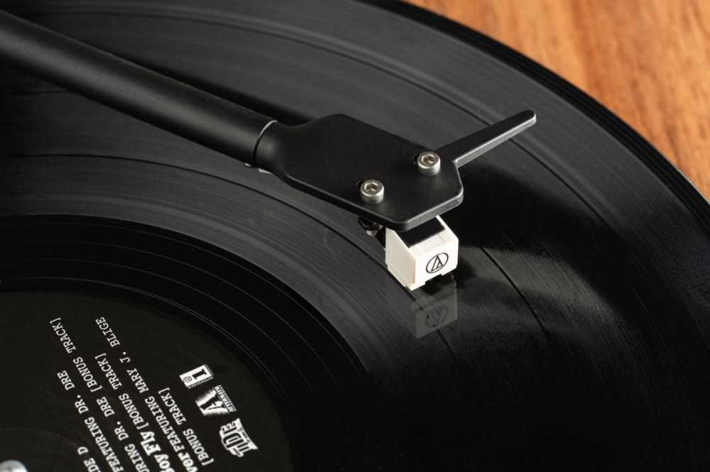 Patefonas Pro-Ject E1 PHONO su Audio-Technica AT3600L galvute ir priešstiprintuviu, graikiško riešuto spalvos