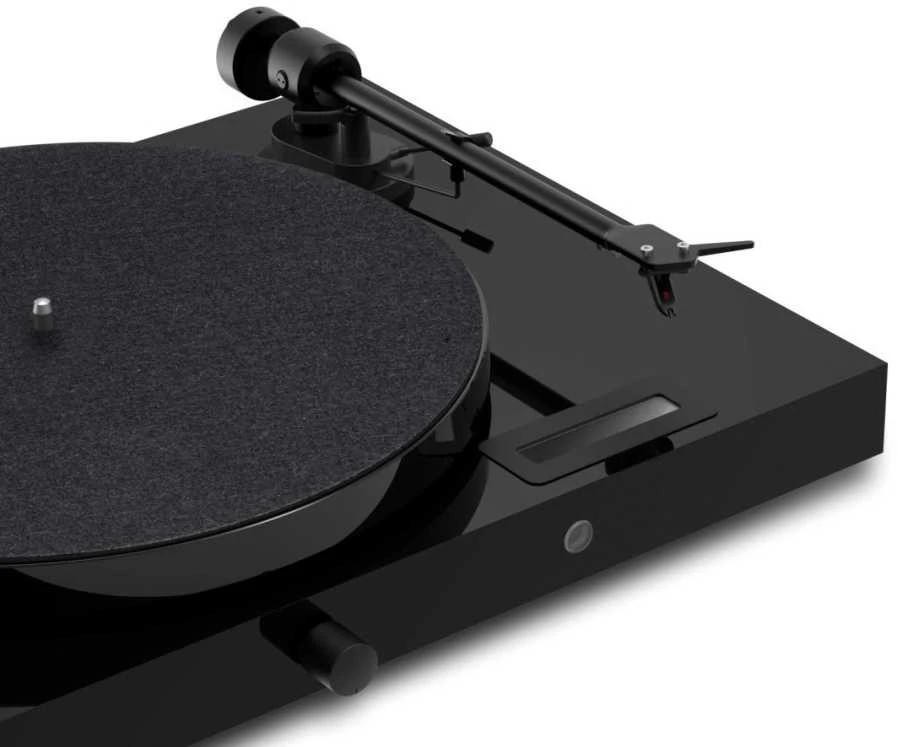 Patefonas Pro-Ject JukeBox E1 su OM5e galvute ir Bluetooth, Juodas