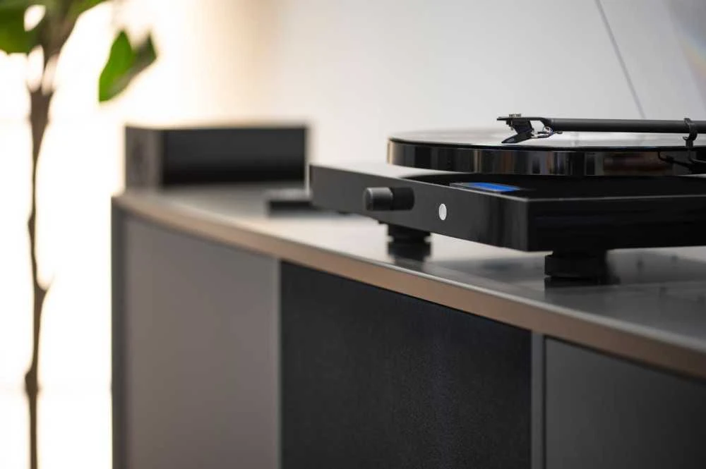 Patefonas Pro-Ject JukeBox E1 su OM5e galvute ir Bluetooth, Juodas