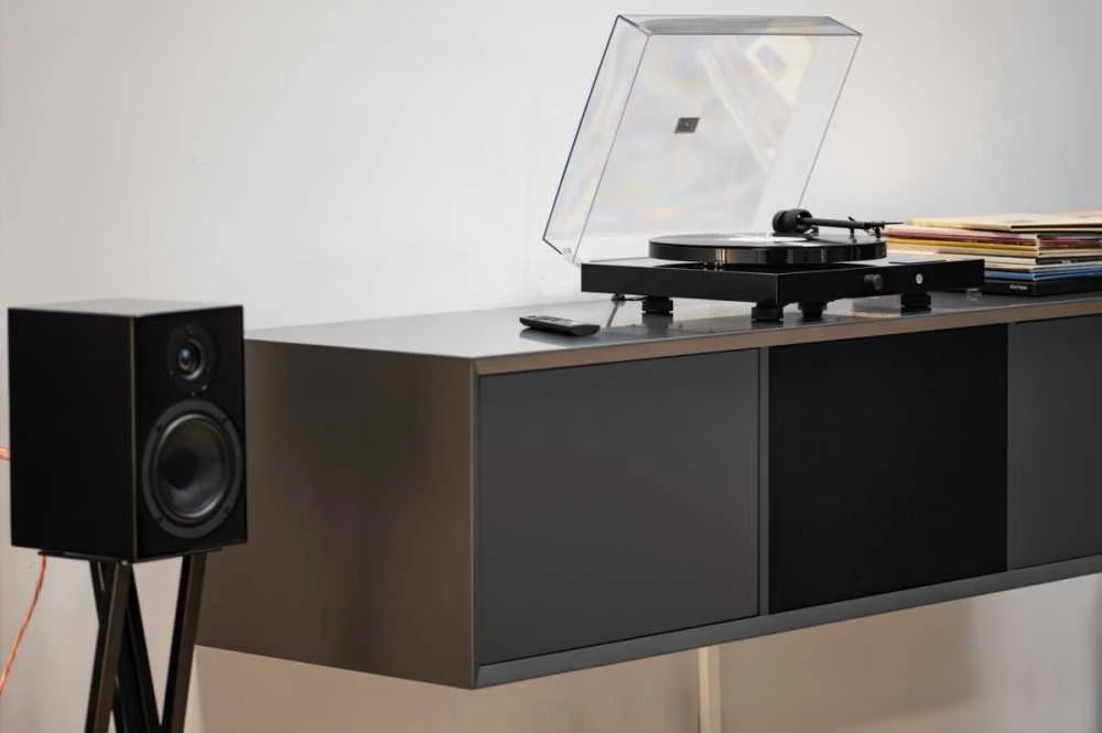 Patefonas Pro-Ject JukeBox E1 su OM5e galvute ir Bluetooth, Juodas