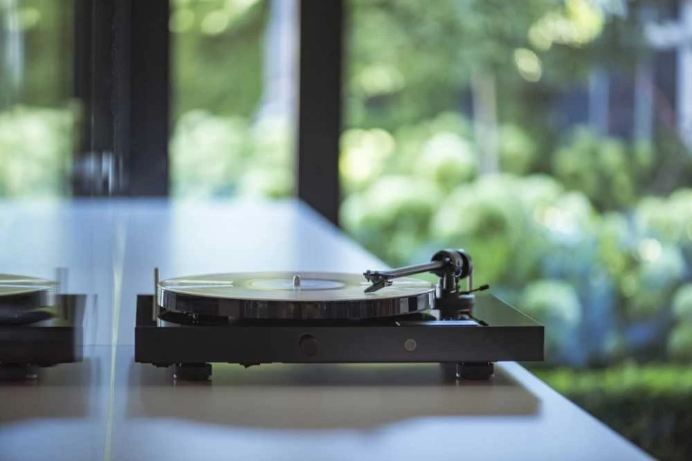 Patefonas Pro-Ject JukeBox E1 su OM5e galvute ir Bluetooth, Raudonas