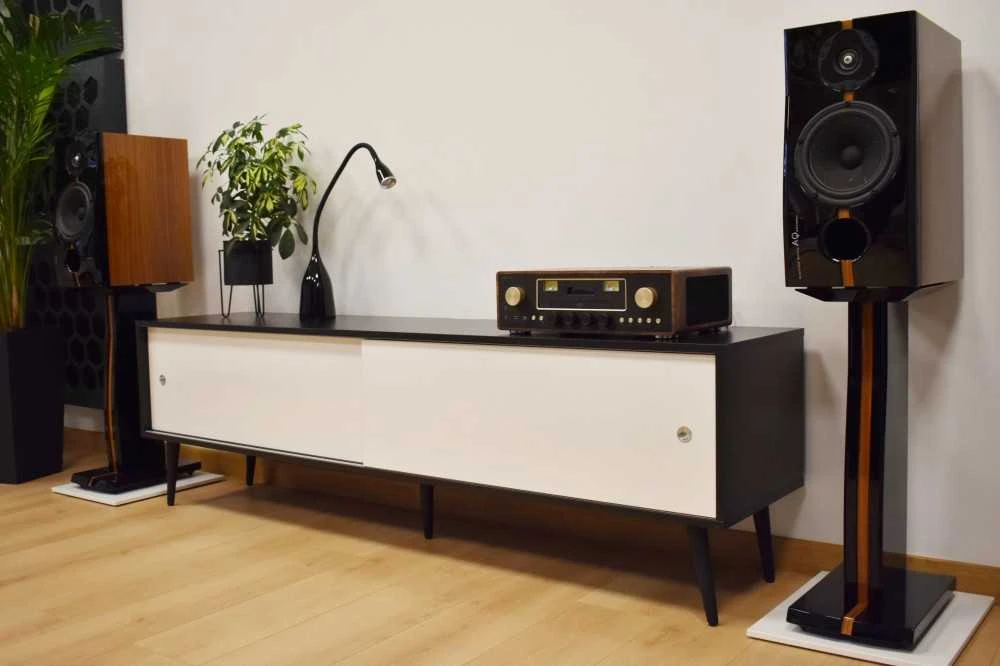 Medinė TV spintelė RETRO stiliaus SONOROUS RTRA-180-BLK-WHT plotis 180cm