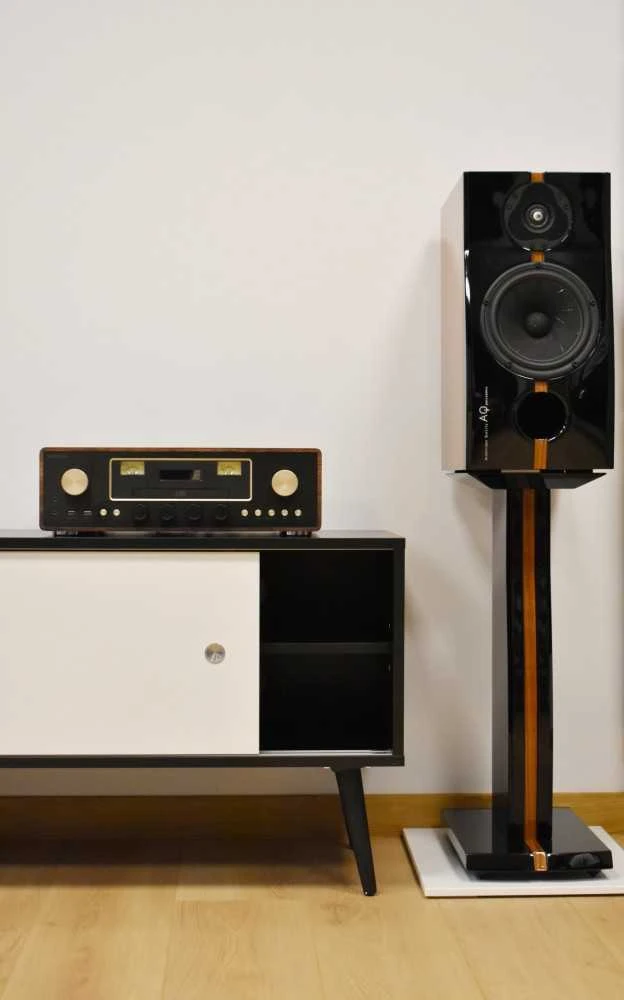 Medinė TV spintelė RETRO stiliaus SONOROUS RTRA-180-BLK-WHT plotis 180cm