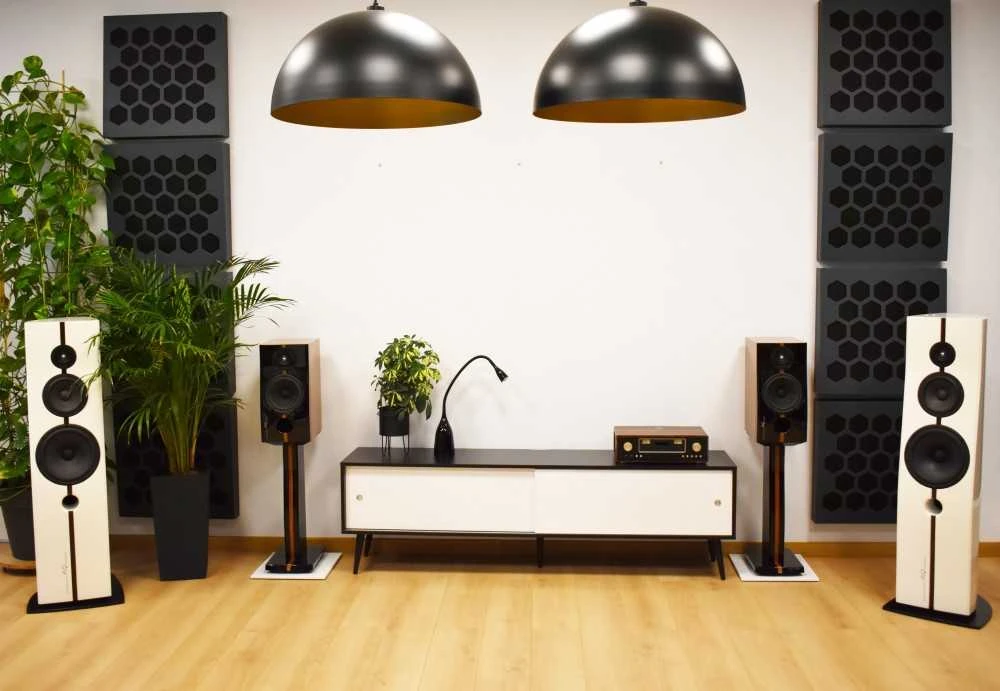 Medinė TV spintelė RETRO stiliaus SONOROUS RTRA-180-BLK-WHT plotis 180cm