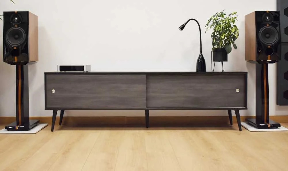 Medinė TV spintelė RETRO stiliaus SONOROUS RTRA-180-BLK-BNW plotis 180cm