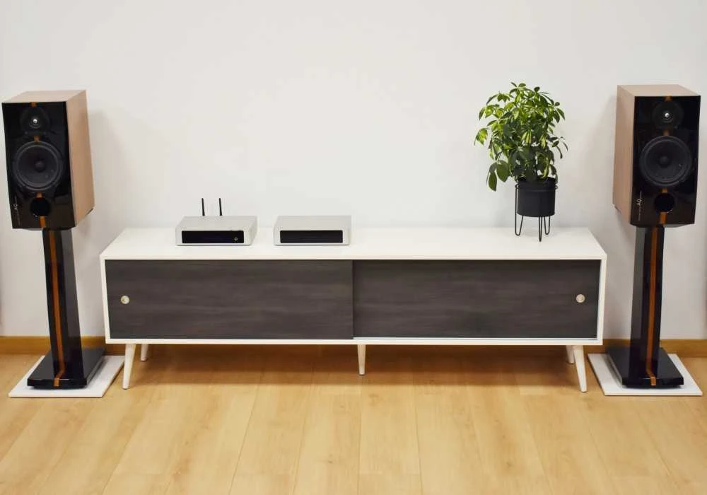 Medinė TV spintelė RETRO stiliaus SONOROUS RTRA-180-WHT-BNW plotis 180cm