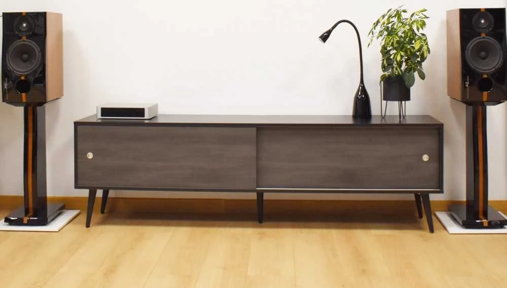 Medinė TV spintelė RETRO stiliaus SONOROUS RTRA-180-BLK-BNW plotis 180cm