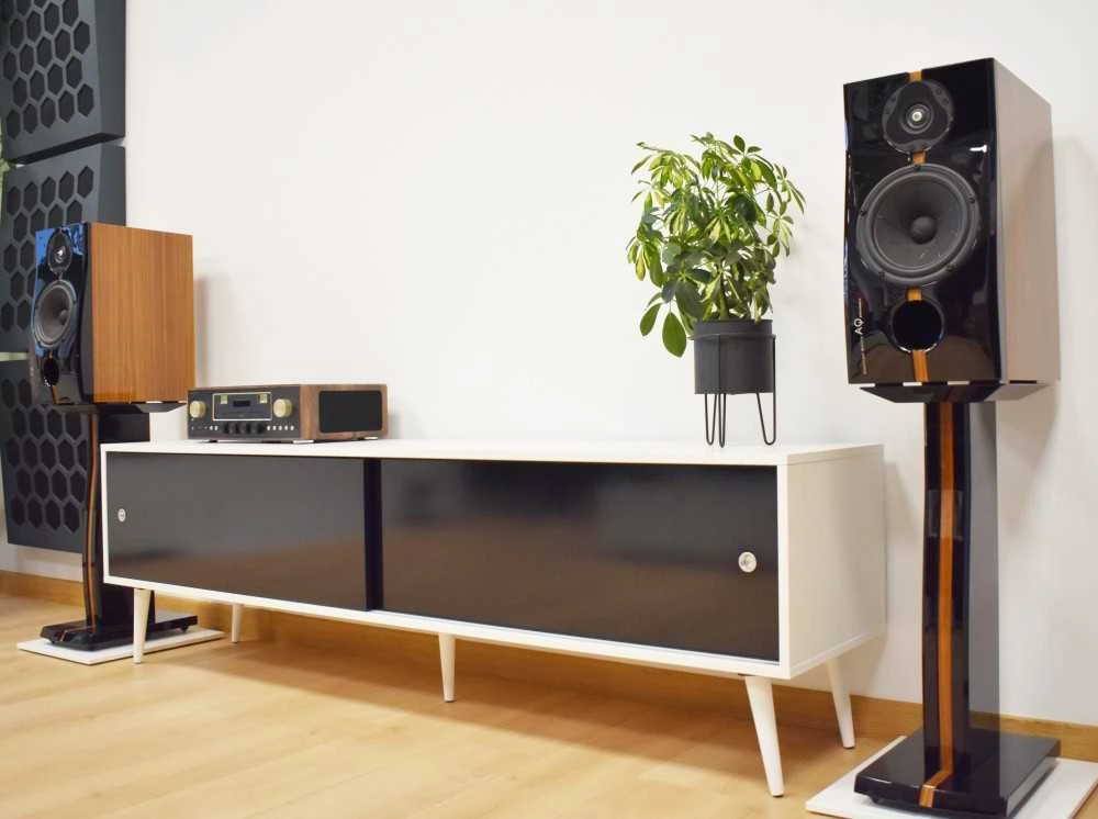 Medinė TV spintelė RETRO stiliaus SONOROUS RTRA-180-WHT-BLK plotis 180cm