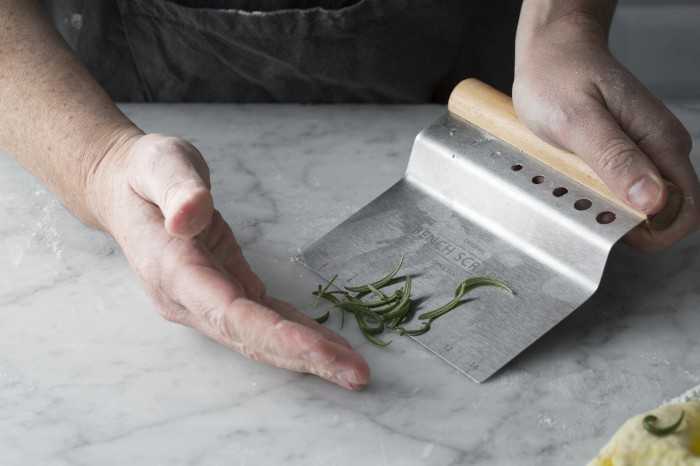 Tešlos grandiklis su matavimo puodeliu INNOVATIVE KITCHEN / Mason Cash