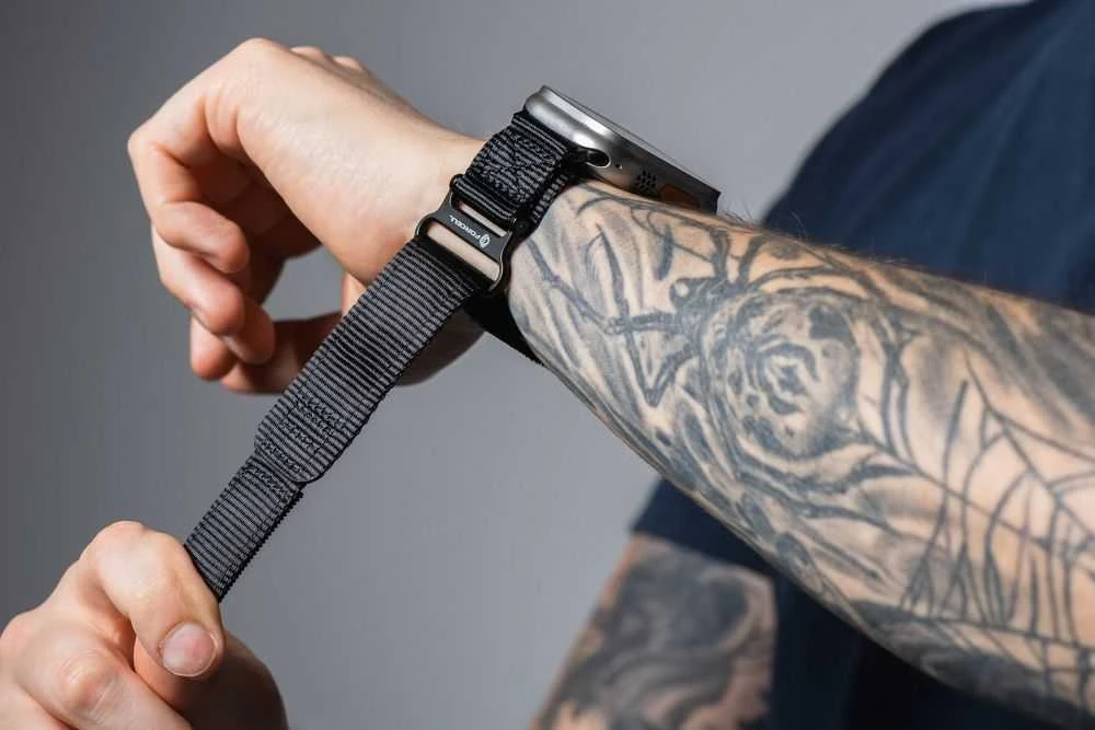 FORCELL F-DESIGN FA05 nylon apyrankė skirta Apple Watch 38 / 40 / 41 mm juodos spalvos