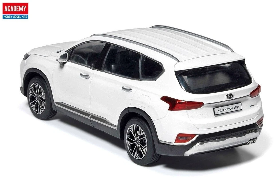 Academy 2018 Hyundai Santa Fe 1:24 plastikinis surenkamas modelis su lipdukais