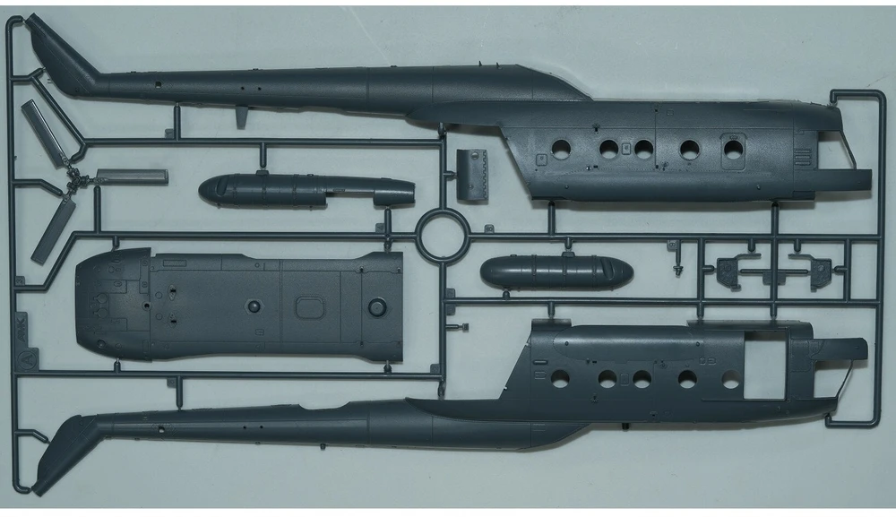 AMK Mi-17 „Hip“ ankstyvas 1:48 plastikinis surenkamas sraigtasparnio modelis
