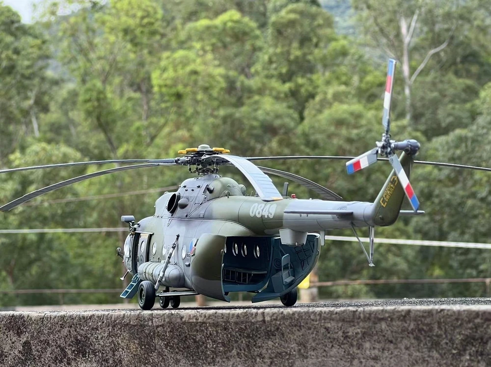 AMK Mi-17 „Hip“ ankstyvas 1:48 plastikinis surenkamas sraigtasparnio modelis