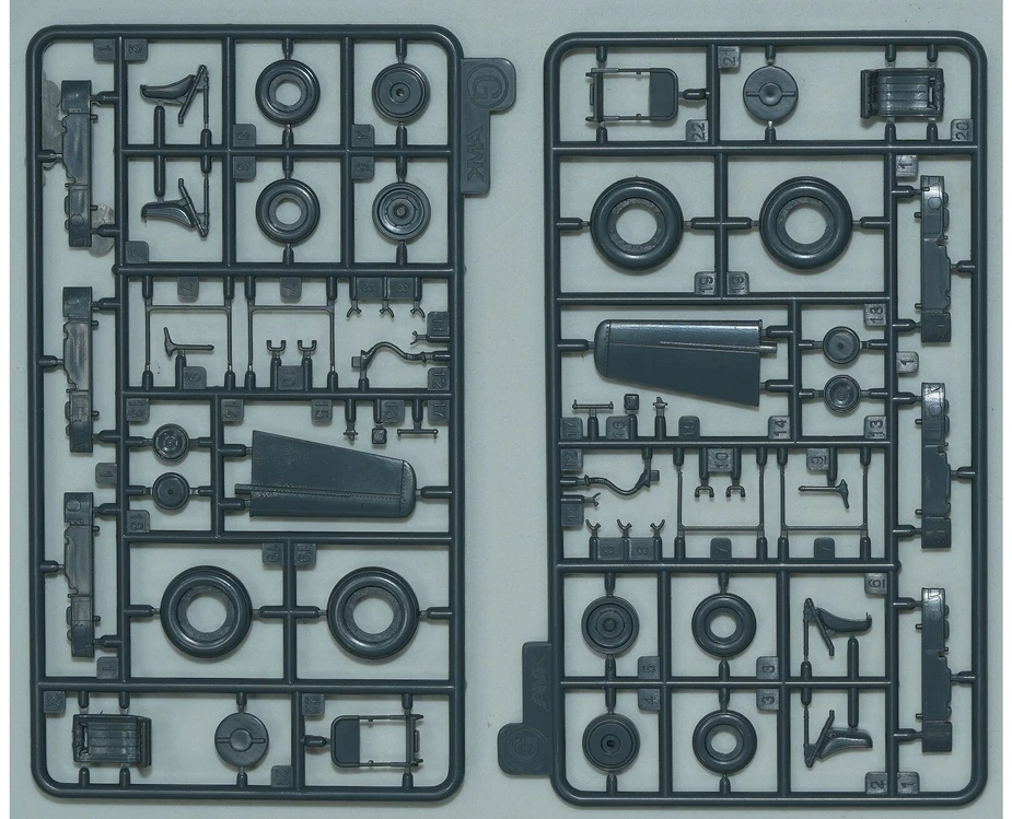 AMK Mi-17 „Hip“ ankstyvas 1:48 plastikinis surenkamas sraigtasparnio modelis
