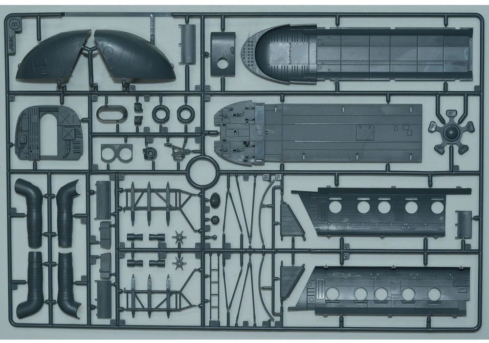 AMK Mi-17 „Hip“ ankstyvas 1:48 plastikinis surenkamas sraigtasparnio modelis