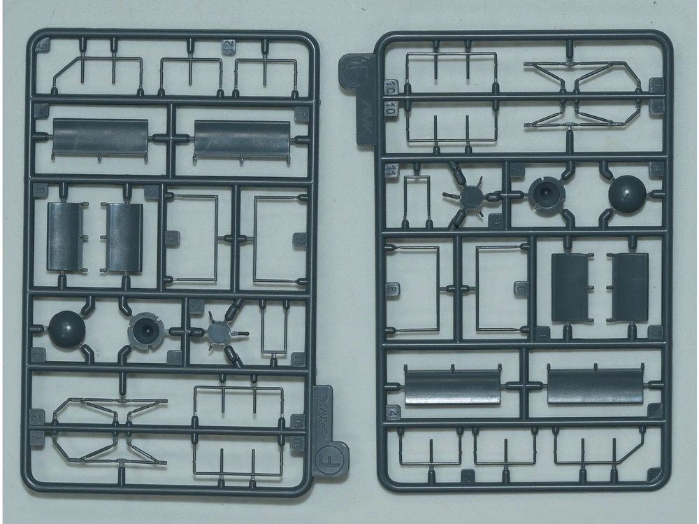 AMK Mi-17 „Hip“ ankstyvas 1:48 plastikinis surenkamas sraigtasparnio modelis