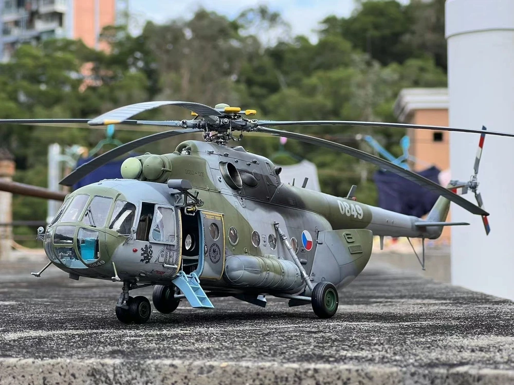 AMK Mi-17 „Hip“ ankstyvas 1:48 plastikinis surenkamas sraigtasparnio modelis