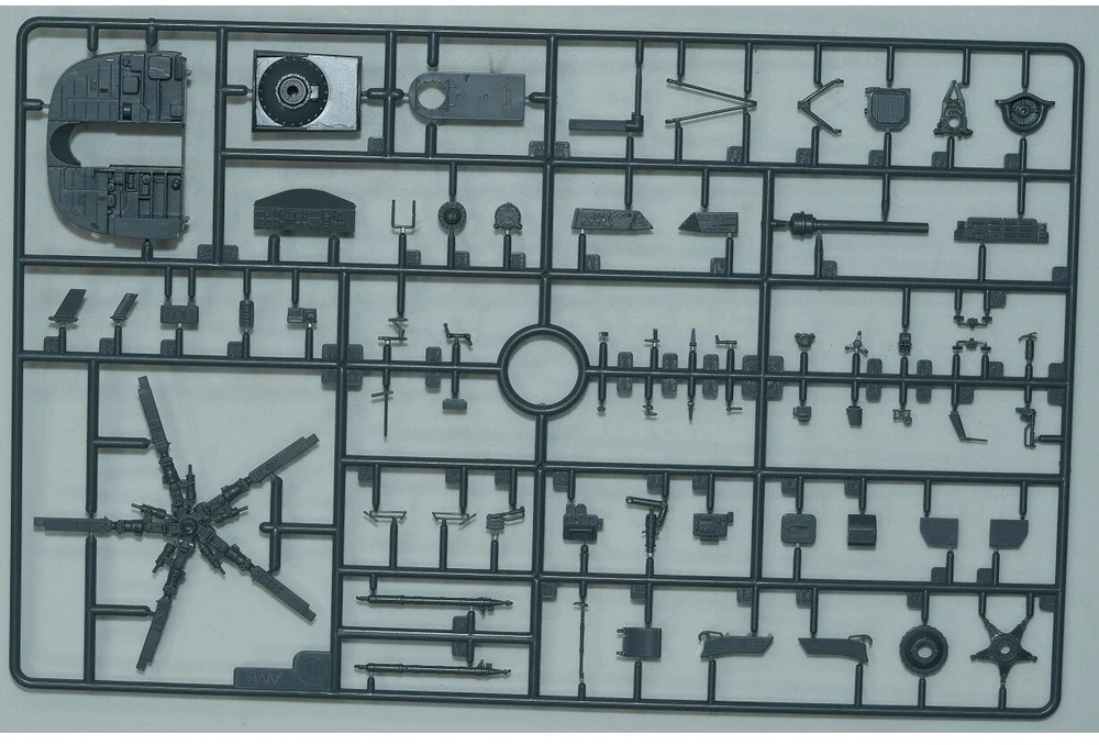 AMK Mi-17 „Hip“ ankstyvas 1:48 plastikinis surenkamas sraigtasparnio modelis