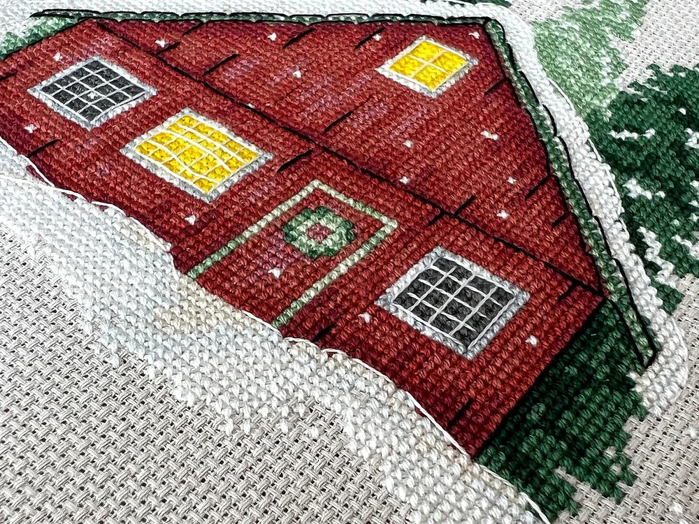 Ava Stitch Raudonas namas – kryželiu siuvinėjimo rinkinys AVA-P004