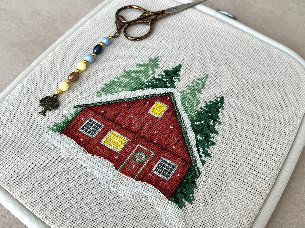 Ava Stitch Raudonas namas – kryželiu siuvinėjimo rinkinys AVA-P004
