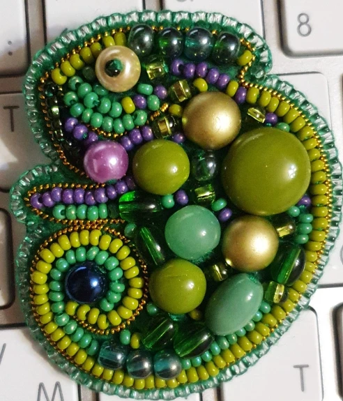 Charivna Mit Karoliukų siuvinėjimo rinkinys segė „Chameleonas“ Crystal Art, 5×5,5 cm