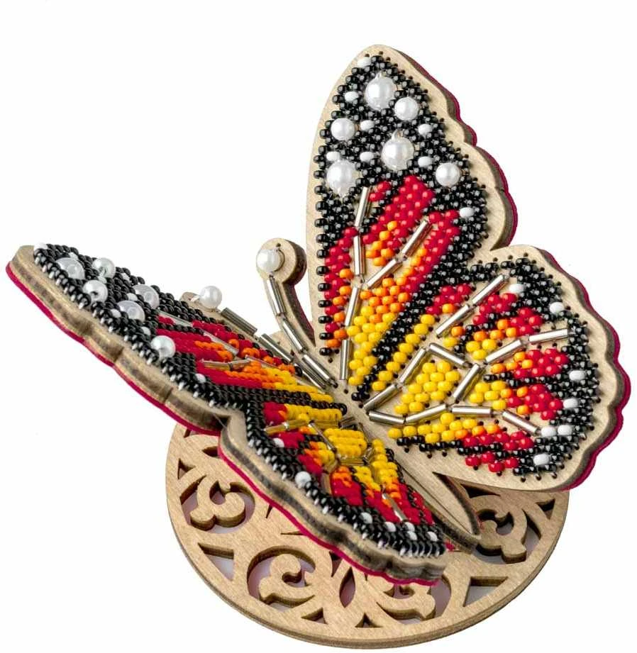 Medinis karoliukų siuvinėjimo rinkinys „Ryškus drugelis“ – Wonderland Crafts
