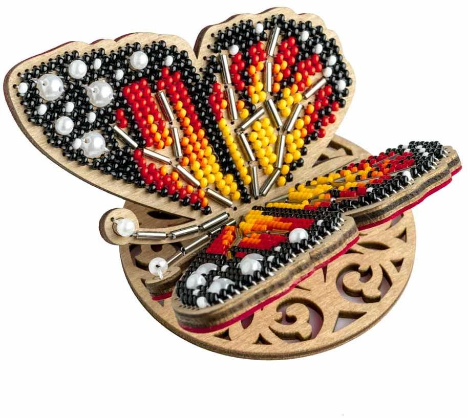 Medinis karoliukų siuvinėjimo rinkinys „Ryškus drugelis“ – Wonderland Crafts